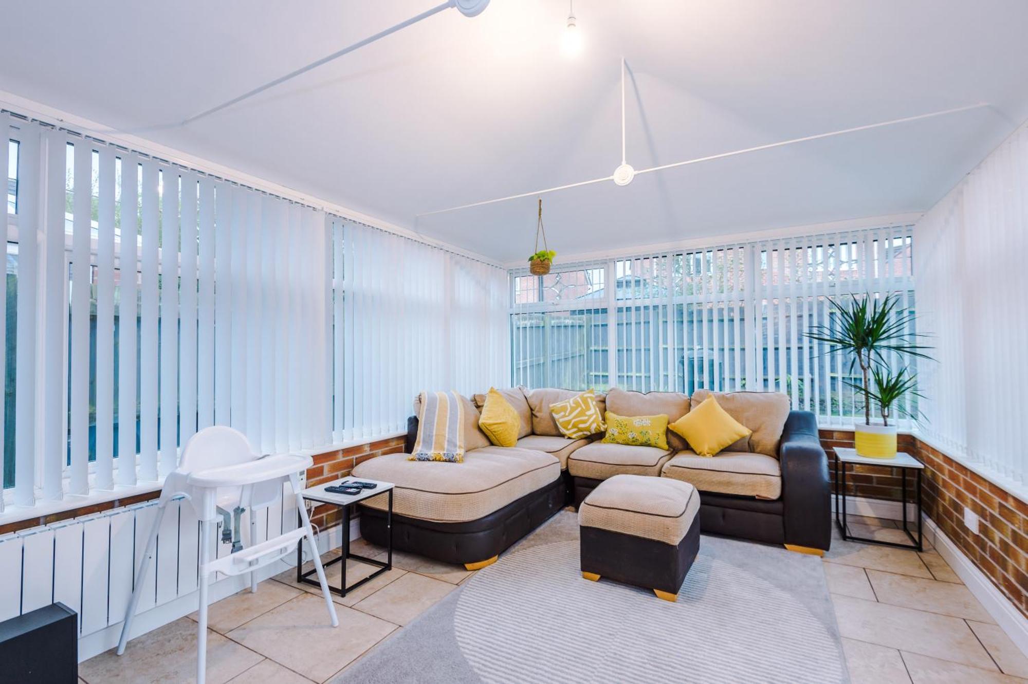 Vakantiehuis Kinship House By Yourstays - Stunning In The Suburbs