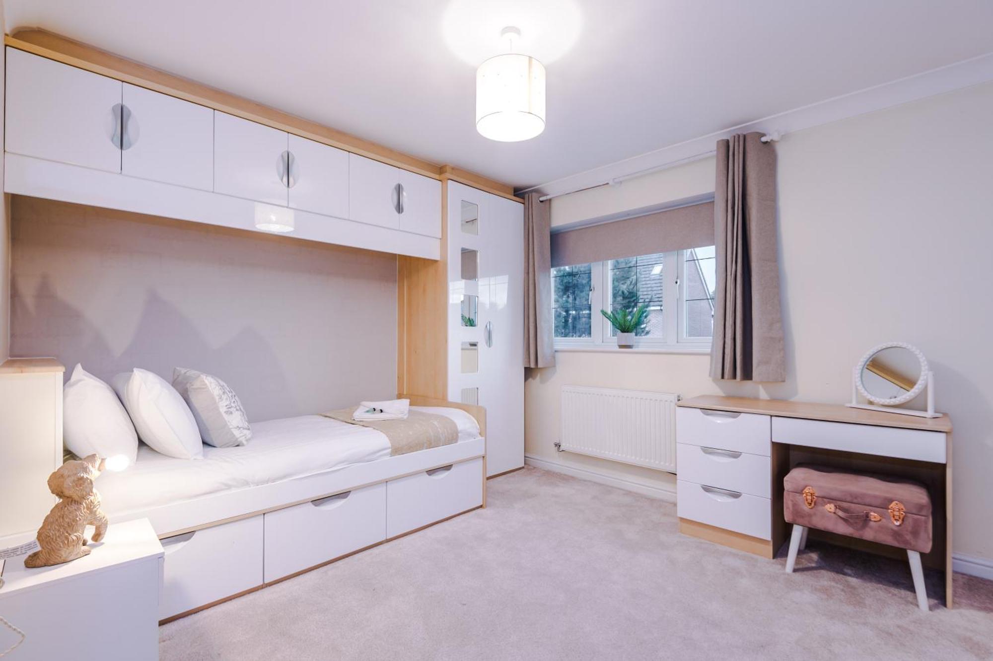 Kinship House By Yourstays - Stunning In The Suburbs Vakantiehuis *